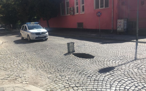 Дупка-чудовище се появи в самия център на Пловдив, предаде репортер