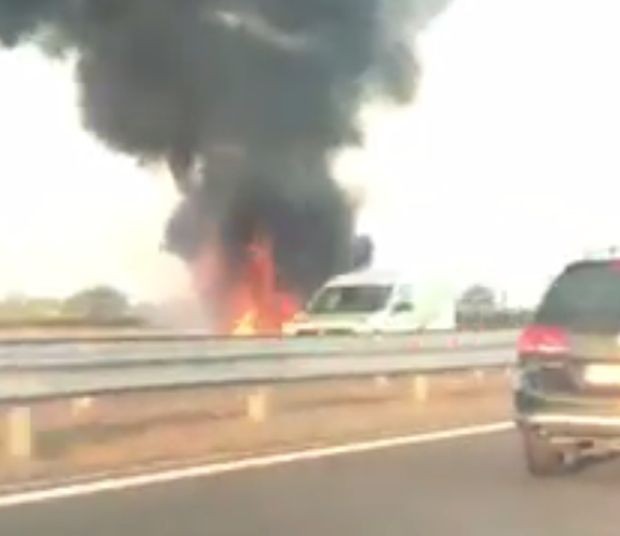 Лек автомобил горя на автомагистрала Тракия съобщи потребител на социалната