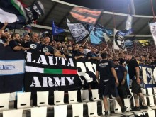 Фенове на Локо в агитката на Наполи на "Мала Маракана"