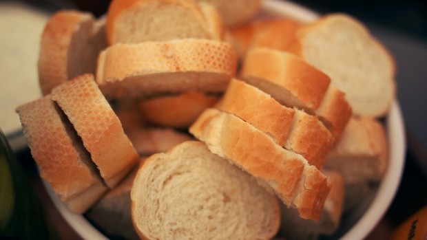 Държавата иска от големите търговски вериги да продават хляба без