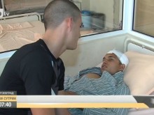 Десетокласник е в болница, защитил приятел