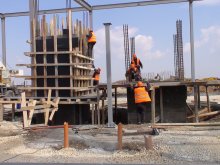 Монтират металната конструкция на новия терминал на летището