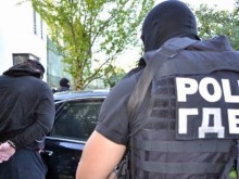 Жестока гавра с полицай, скъсаха му пагона и джоба на жилетката!
