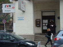 ЕВН си спестява работата по спиране на тока на длъжници, но не и глобите