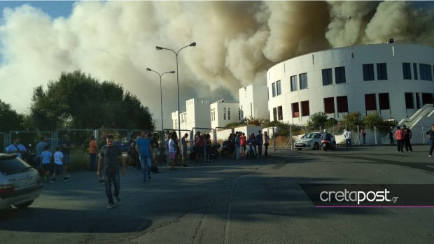 Сериозни усилия полагат пожарникарите на остров Крит след като днес