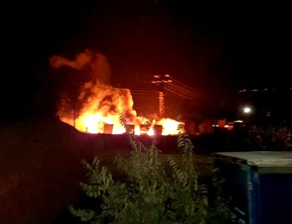 Огромен пожар бушува на входа на Айтос откъм Карнобат сигнализират