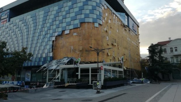 bTV
Силният  вятър вчера събори фасадата на мола в Благоевград Влязохме