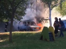 Пожарникари не успяха да спасят горящ автомобил в Пловдив