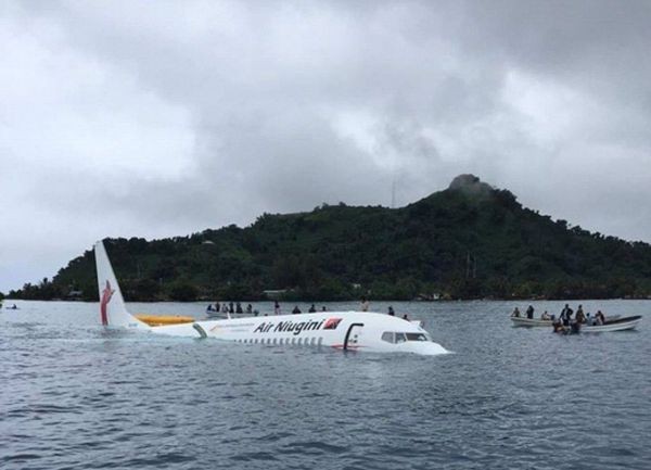 Пътнически самолет падна в океана след като не уцелил пистата