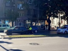 Добрата новина: Полицаи спряха движението, за да помогнат на възрастен шофьор