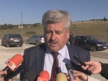 Общински съвет заседава на разбит път в знак на протест