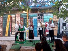 Кръшни хора и народна музика събраха минувачите в "Тракия"