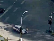 Вижте как шофьорка блъска майка с количка на оживено кръстовище