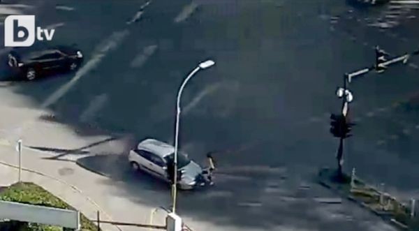 Автомобил удари майка с количка на оживено кръстовище във Варна.