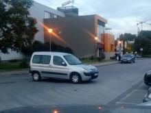 Шофьор заряза брутално колата си по средата на улица в Пловдив