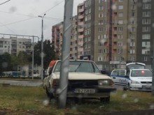 Заваля и се започна! Кола се заби в стълб след ПТП на кръгово в Пловдив!