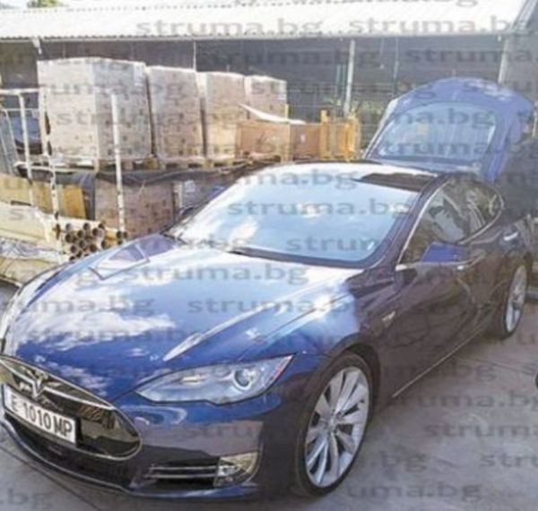 Благоевградският бизнесмен Димитър Стойков подкара електромобил Тесла Електрическата кола произведена