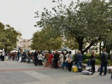 Стотици на опашка в Центъра на Пловдив, вижте необикновената причина
