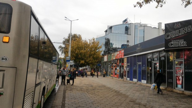 Премахват павилионите от спирката срещу Тримонциум, предаде репортер на Plovdiv24.bg. Администрацията