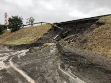Вижте ужаса край Сарафово! Бургазлии чистят домовете си от вода и кал