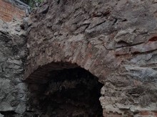 Читател алармира: Откриха стар зид в двора на Кукления театър!