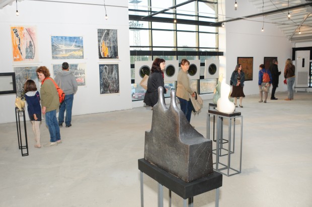 Експозицията включва пластики картини и арт инсталации и ще очаква