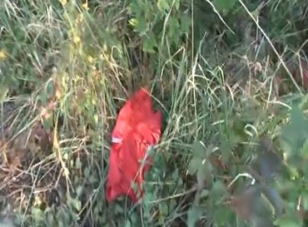 Разкъсана червена спортна блузка е открита на метри от мястото,