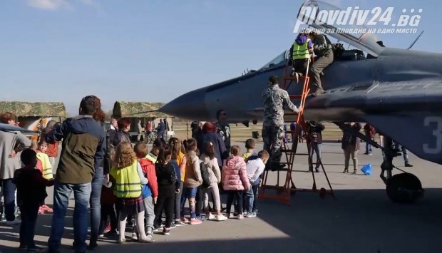 С много настроение и посетители авиобаза Граф Игнатиево отвори врати