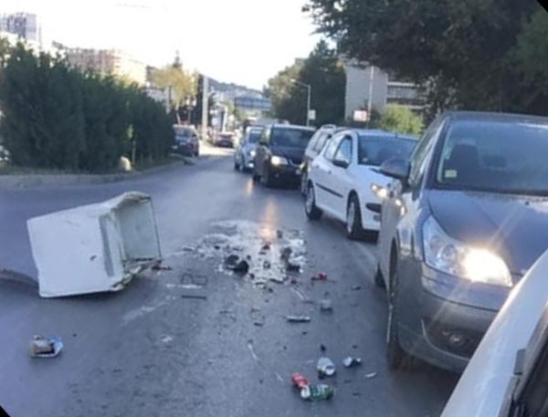 Фейсбук
Сметопочистващ камион е изсипал стар хладилник с боклук на кръстовището
