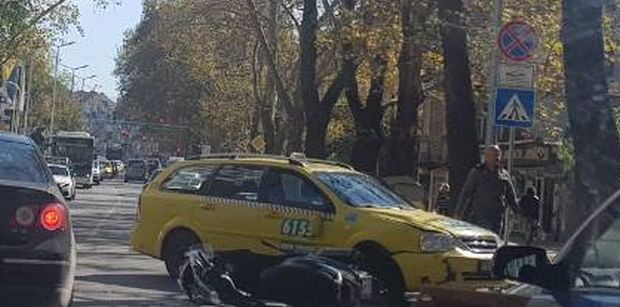 Блъснаха моторист на булевард Васил Априлов пред сградата на Второ