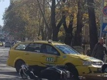Такси блъсна моторист на "Васил Априлов" пред Второ районно!
