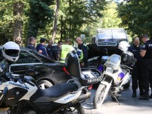 По "Шести септември" гъмжи от полицаи, зрелищно заградиха "Мерцедес"