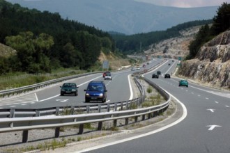 Договорът включва проектиране и строителство на автомагистрален участък с дължина