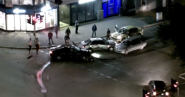 Тежка катастрофа на кръстовището под Макдрайв във Варна снощи по