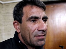 Бащата на "гонкаджията" на развален български: Полицаите са го пребили, не знам дали има книжка!
