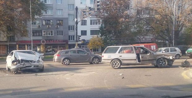 Фейсбук
Катастрофа между два автомобила е станала тази сутрин по бул