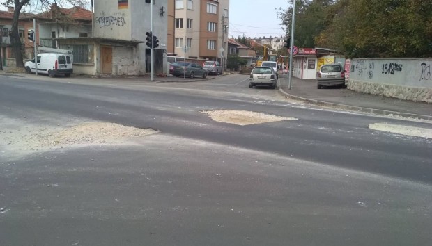 Прясно асфалтираното Коматевско шосе е разкопано - на това се