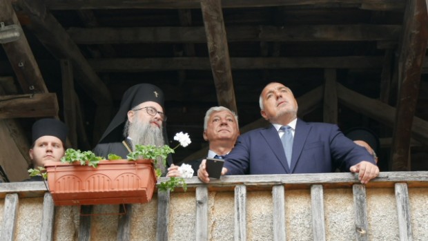 Премиерът Бойко Борисов инспектира ремонтирания Мулдавски манастир Света Петка предаде