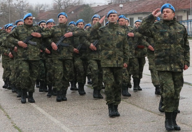 Над 5500 души е недокомплектът в българската армия каза във