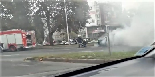 Лек автомобил се запали на бул Стефан Стамболов в района