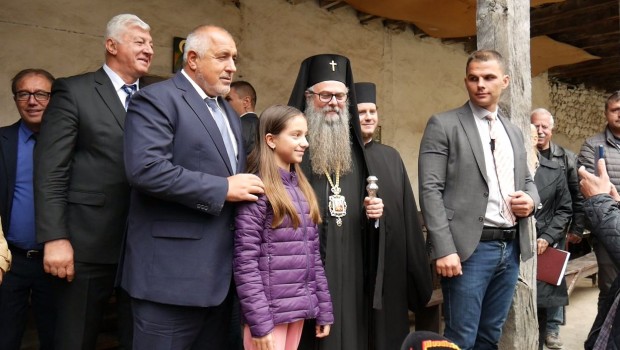 Малка чаровница стопли сърцето на премиера Бойко Борисов при посещението