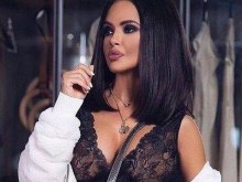 Мария скандализира с еротични снимки