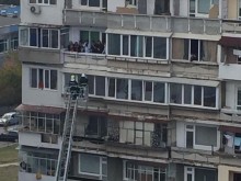 Любовта е лудост! Младоженец отмъкна булката от 6-ия етаж с пожарникарска стълба!