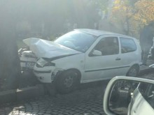 Опасно! Кола се заби челно в дърво в Кючука!
