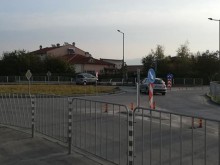 Ударна неделя! Автомобил "яхна" предпазните огради на кръгово в Пловдив!