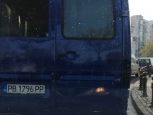 Бус без абсолютно никакви светлини се движи из Пловдив