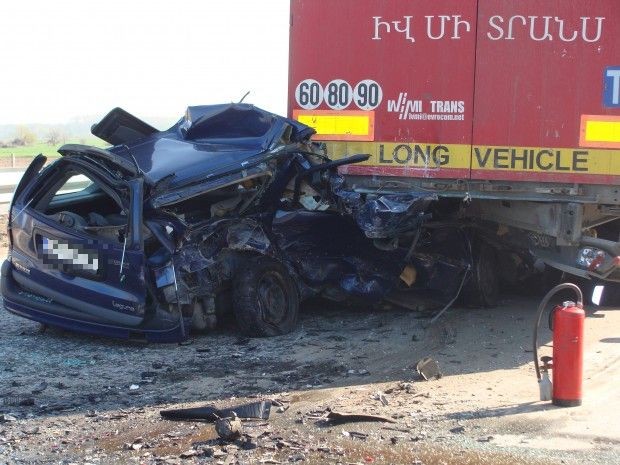 Шофьор е в тежко състояние след катастрофа на автомагистрала Тракия“.