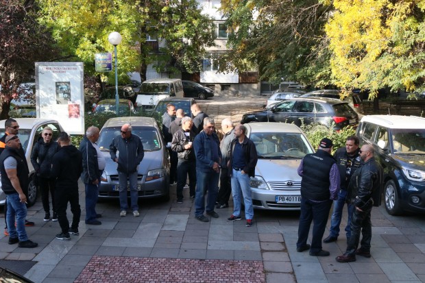 Около 30 човека протестираха пред Съдебната палата в Пловдив предаде
