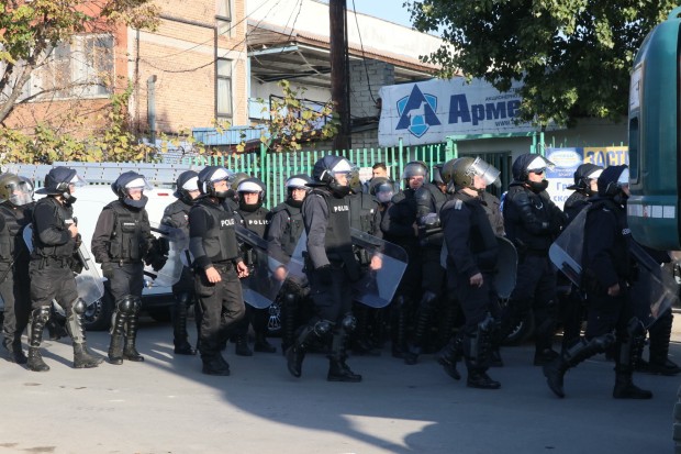 Мощно присъствие на жандармерия и полиция в една от ромските
