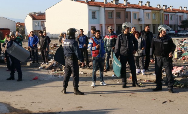 Няколко незаконни къщи в Шекер махала в Пловдив премахна днес